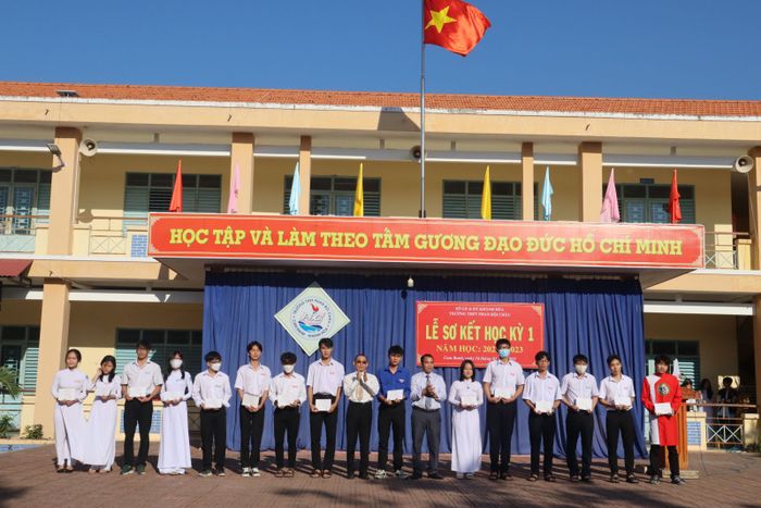 Hình ảnh thứ hai về THPT Phan Bội Châu - ghi lại những nét đẹp kiến trúc và không gian học tập đầy cảm hứng