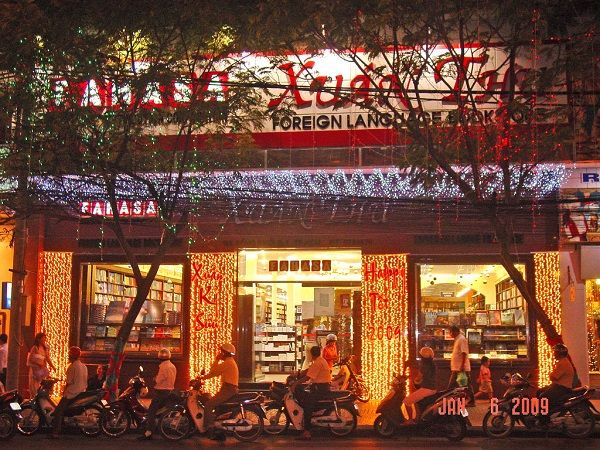 Góc đọc sách đậm chất hoài cổ tại nhà sách Xuân Thu