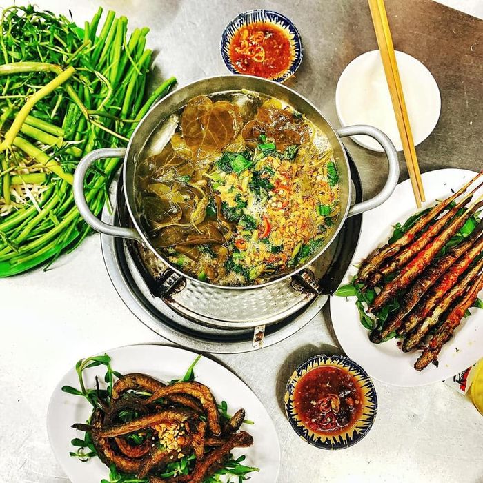 Hình ảnh 1: Rau Đắng lẩu cá kèo - Nghệ thuật trình bày ẩm thực truyền thống