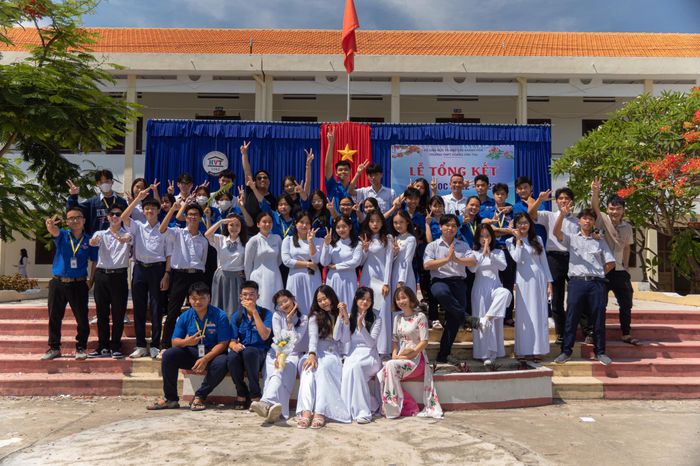 Hình ảnh toàn cảnh Trường THPT Hoàng Văn Thụ