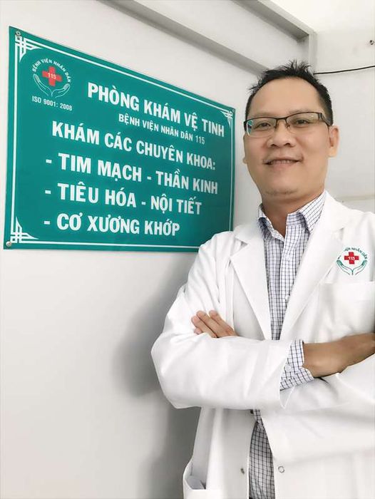 Hình ảnh ThS.BS Trần Kinh Thành tại phòng khám VietGut Clinic