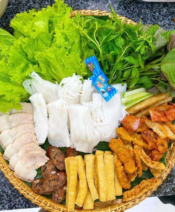 Không gian ấm cúng và mẹt bún đậu thập cẩm hấp dẫn tại Quán Quê
