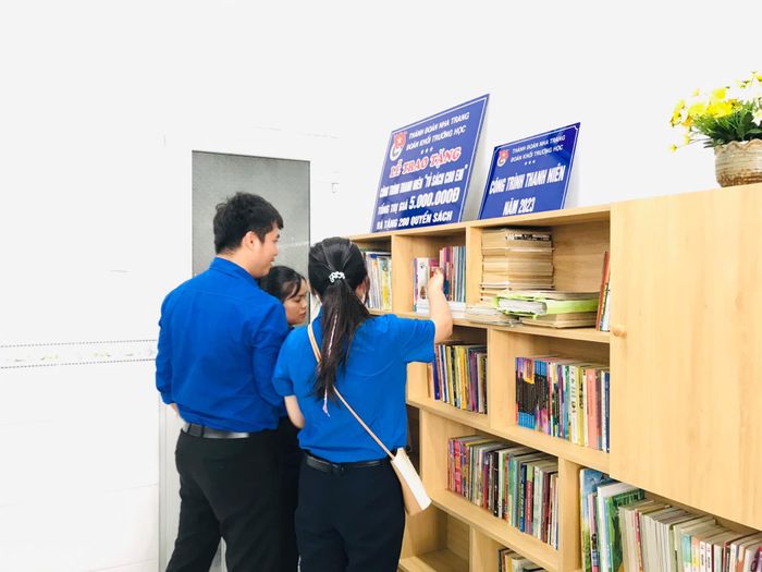 Bộ sưu tập hình ảnh thứ ba về THPT Lý Tự Trọng - khắc họa không gian xanh mát và sân vận động đạt chuẩn độc nhất tại Nha Trang