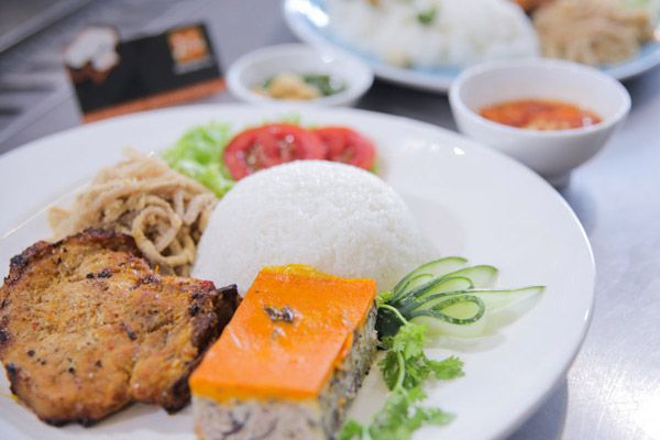 Đĩa cơm tấm Bãi Rác vàng ươm với sườn non nướng mật ong hấp dẫn