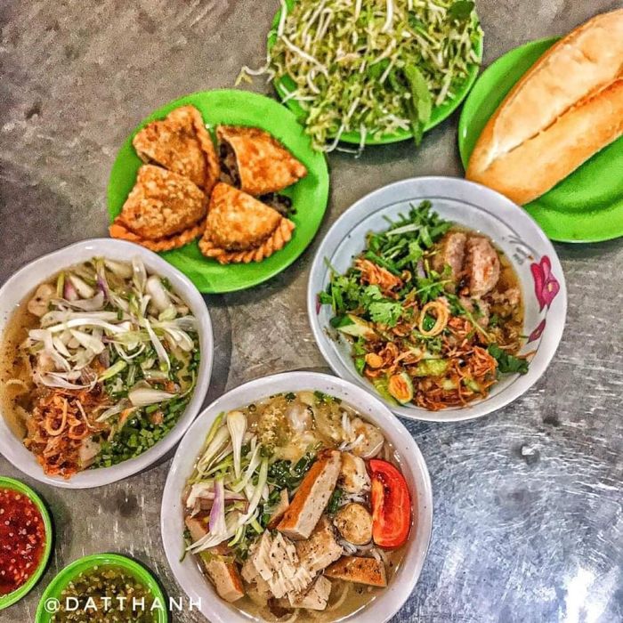 Ảnh 2: Tô bún cá Nguyên Loan với chả cá vàng giòn và nước dùng thơm ngon