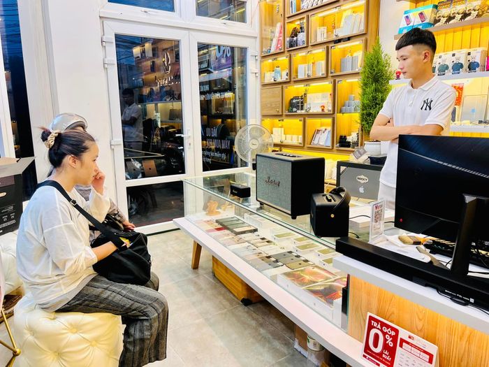 Không gian sang trọng tại Vũ Luxury Mobile