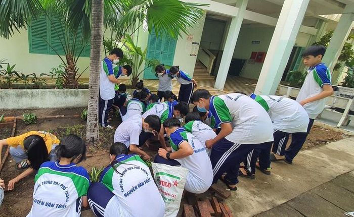Hình ảnh thứ ba về THPT Nguyễn Văn Trỗi - ghi lại những khoảnh khắc đẹp trong hoạt động trồng cây xanh và bảo vệ môi trường của thầy trò nhà trường