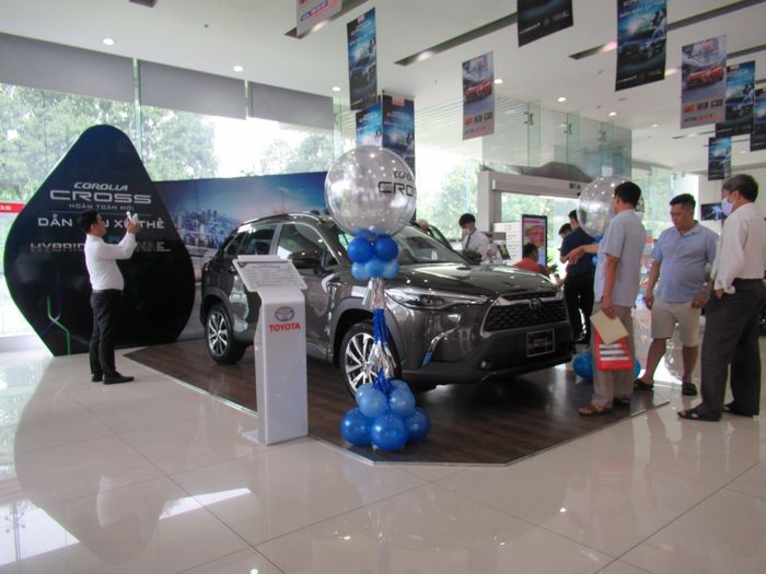 Không gian trưng bày sang trọng với đầy đủ các dòng xe mới nhất tại Toyota Bình Dương