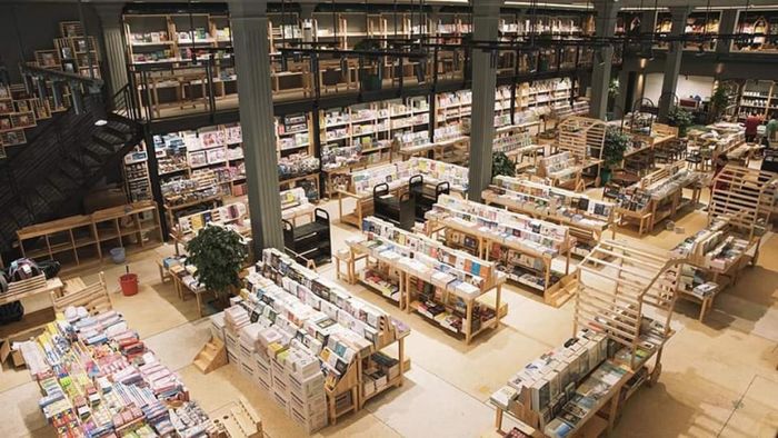 Góc đọc sách ấm cúng tại nhà sách E.Book - không gian lý tưởng để thả hồn vào trang sách