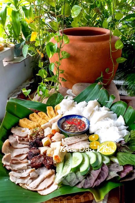 Không gian ấm cúng và món ngon đặc trưng tại Bún Đậu Khải