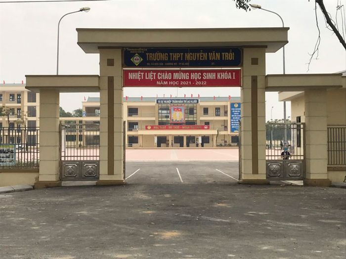Hình ảnh đầu tiên về THPT Nguyễn Văn Trỗi - khắc họa không gian học tập hiện đại và những nụ cười rạng rỡ của học trò