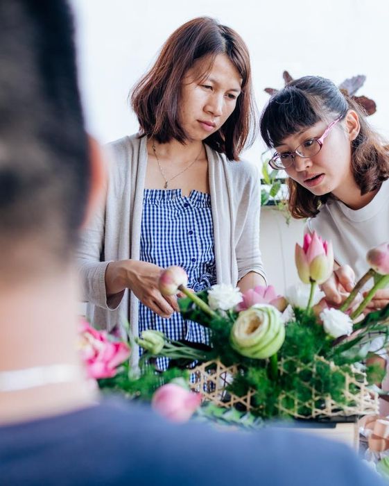 Flower You ảnh 3 – Khoảnh khắc hoàn hảo khi học viên thực hành cắm hoa tại Flower You.