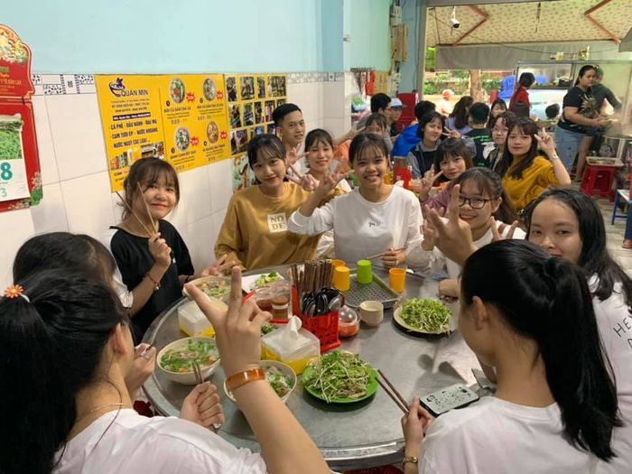 Ảnh 1: Tô bún cá Mịn với chả cá vàng ươm và nước dùng trong vắt