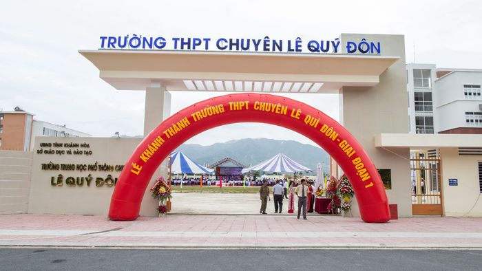 Bộ sưu tập ảnh thứ hai về THPT Chuyên Lê Quý Đôn - ghi lại những khoảnh khắc học tập, nghiên cứu đầy say mê của học sinh chuyên