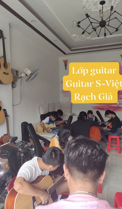 Học viên thực hành cùng giảng viên tại 2C Guitar Rạch Giá