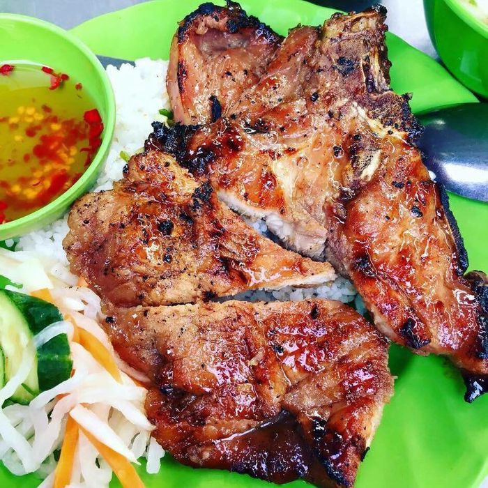 Khoảnh khắc ẩm thực đầy nghệ thuật tại Cơm tấm Ba Ghiền