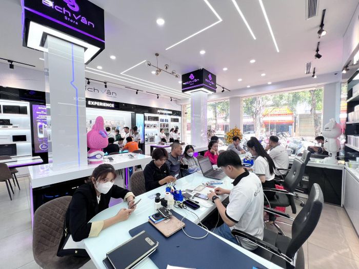 Hình ảnh đội ngũ kỹ thuật viên tận tâm tại Bích Vân Store