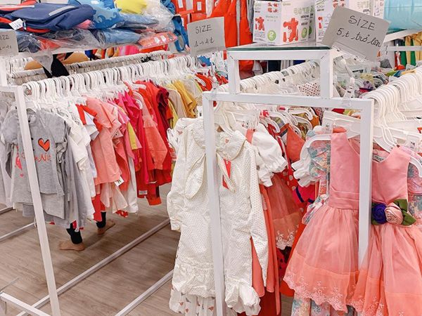Không gian mua sắm đầy màu sắc tại Give Away Kid