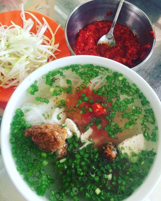 Ảnh 2: Không gian ấm cúng và tô bún cá đầy đặn tại quán Hùng Quý