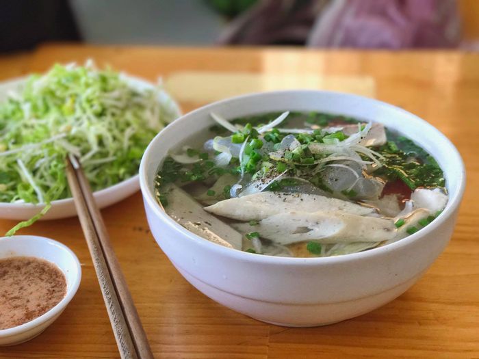 Ảnh 3: Không gian ấm cúng và tô bún cá đầy đặn tại quán Cô Ba