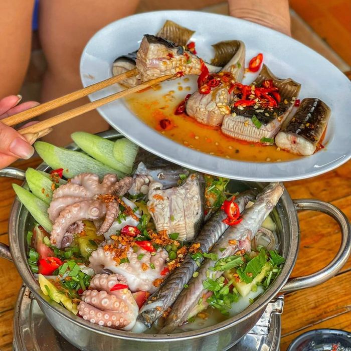 Không gian ấm cúng tại Lẩu Cá ZaKa - Tây Thạnh (Ảnh 3)