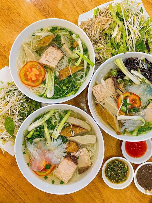 Ảnh 1: Tô bún cá Hạnh Nhiên thơm ngon với đầy đủ nguyên liệu