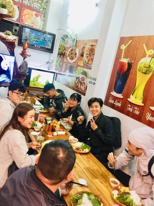 Không gian ấm cúng và mẹt bún đậu thịnh soạn tại Number One