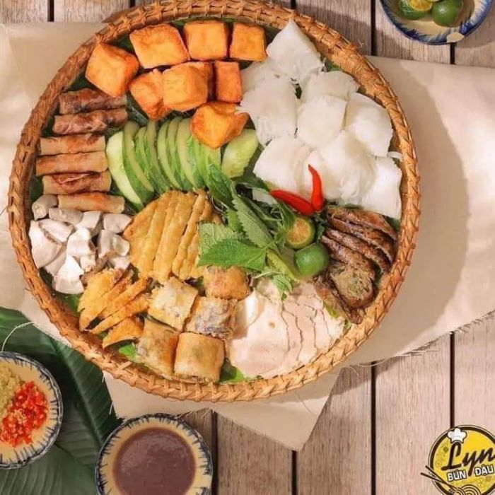 Mẹt bún đậu thập cẩm đầy màu sắc tại Lynh Bún Đậu CN3