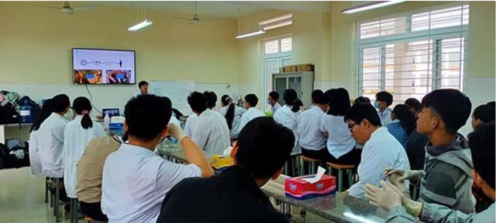 Hình ảnh thứ ba về THPT Chuyên Lê Quý Đôn - minh chứng cho môi trường giáo dục toàn diện từ học thuật đến hoạt động ngoại khóa sôi nổi