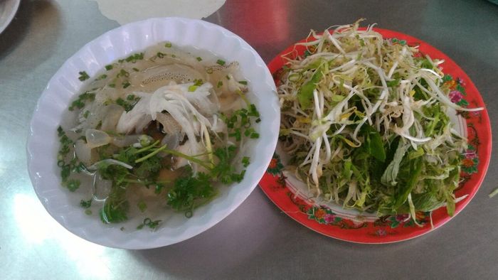 Ảnh 1: Tô bánh canh bún cá thơm ngon với đầy đủ nguyên liệu tại Hai Cá