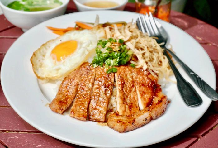 Đĩa cơm tấm Ba Sơn vàng ươm với sườn nướng thơm lừng