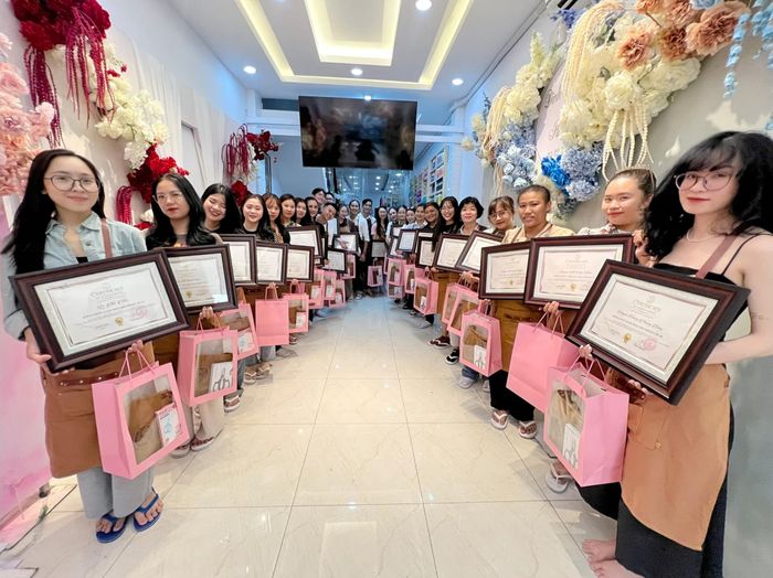 Thai Nguyen Floral Designer & Teaching ảnh 3 – Một khoảnh khắc tuyệt vời của những học viên tài năng tại Thai Nguyen Floral Designer & Teaching.