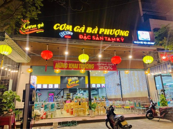 Cơm Gà Thúy Phượng - Không gian ấm cúng, món ngon đặc sắc