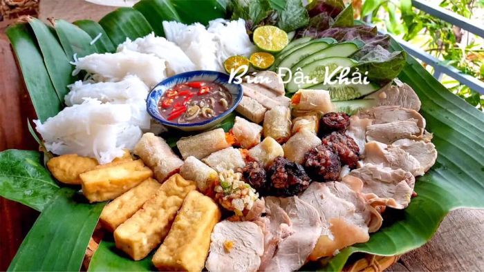 Mẹt bún đậu thập cẩm đầy màu sắc tại Bún Đậu Khải