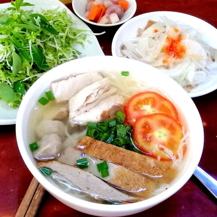 Không gian ấm cúng và tô bún cá hấp dẫn tại quán Khỏe