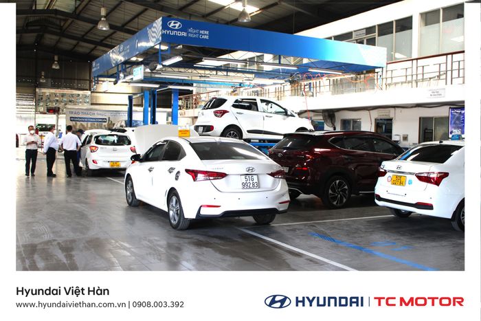 Hình ảnh trải nghiệm thực tế tại Hyundai Việt Hàn - không gian trưng bày sang trọng với đa dạng mẫu xe đẳng cấp.
