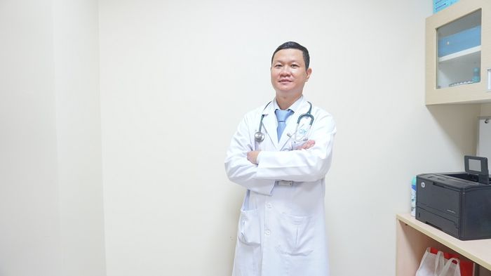 Hình ảnh BS.CKI Nguyễn Bảo Xuân Thanh trong phòng mổ