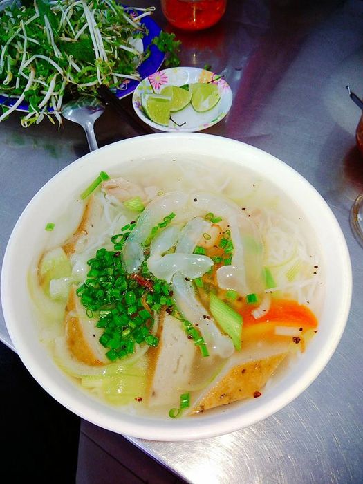 Ảnh 2: Tô bún cá Năm Beo với chả cá vàng ruộm, sứa giòn tươi ngon