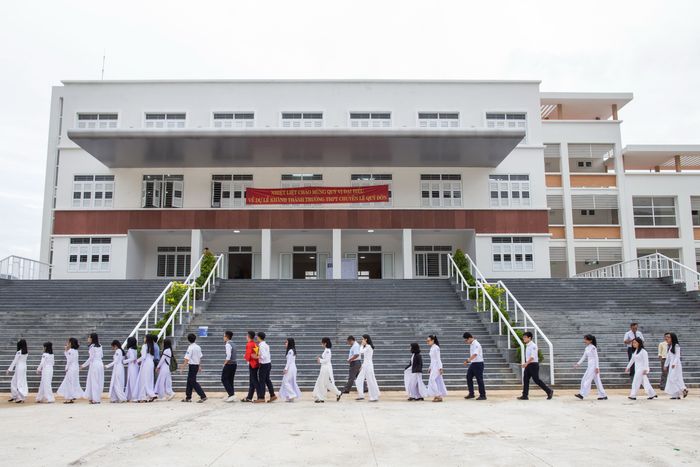 Hình ảnh đầu tiên về THPT Chuyên Lê Quý Đôn - khắc họa kiến trúc ấn tượng và không gian học tập đầy cảm hứng của ngôi trường chuyên hàng đầu Khánh Hòa