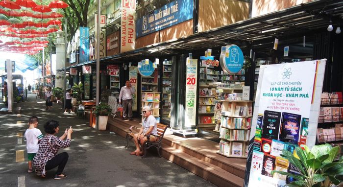 Hình ảnh phố sách Trần Huy Liệu - góc phố thân thương của những tâm hồn yêu chữ nghĩa