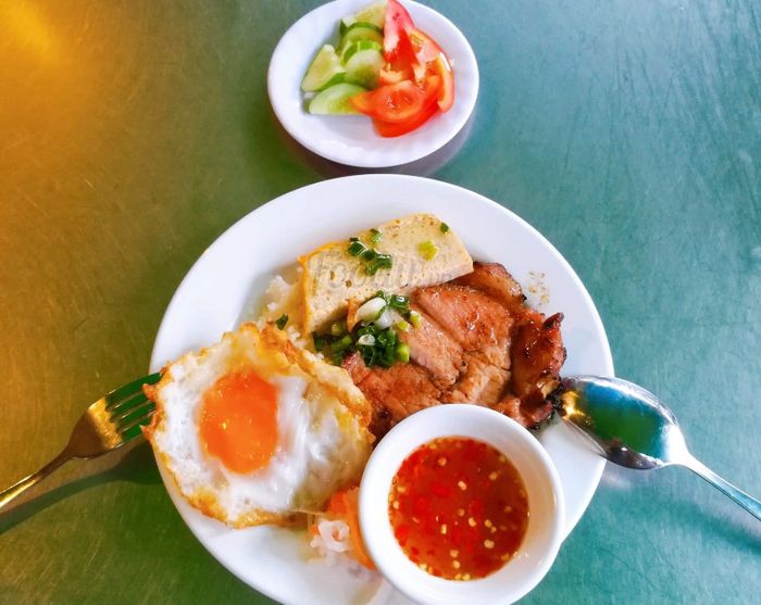Không gian giản dị nhưng đông vui tại Cơm Tấm Bãi Rác