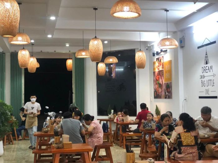 Không gian ấm cúng và những món ăn kèm đặc sắc tại Lynh Bún Đậu CN3