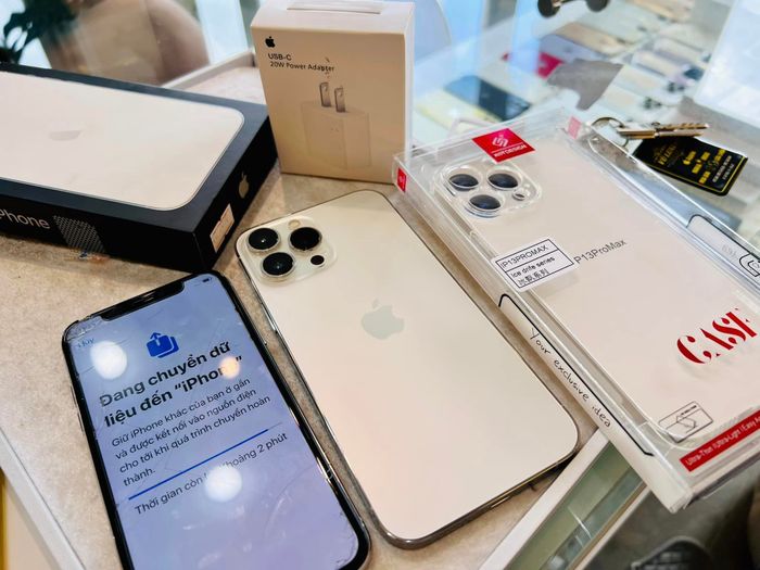 Khu trưng bày sản phẩm cao cấp tại Vũ Luxury Mobile