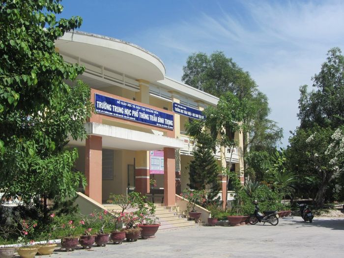 Hình ảnh đầu tiên về THPT Trần Bình Trọng - khắc họa không gian học tập hiện đại và những hoạt động sôi nổi của học sinh
