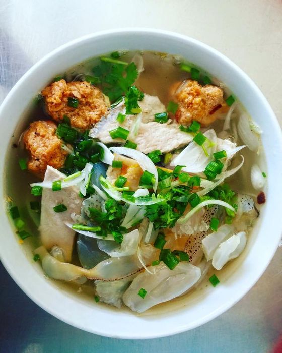 Ảnh 1: Tô bún cá Hùng Quý với nước dùng trong vắt và chả cá vàng ươm
