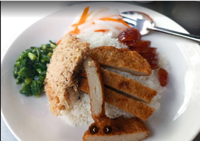 Đĩa cơm tấm Trần Quý Cáp vàng ươm với sườn nướng đậm đà