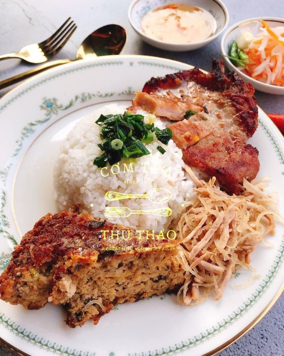 Khung cảnh ấm cúng cùng đĩa cơm tấm đầy màu sắc tại Thu Thảo