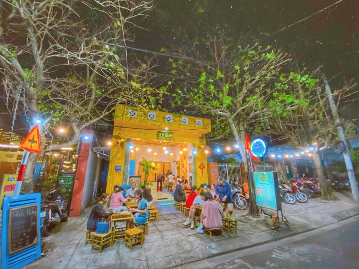 Không gian ấm cúng và mẹt bún đậu thịnh soạn tại Sen Quán