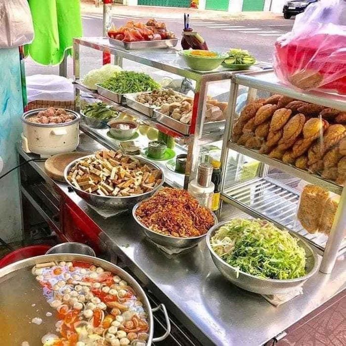Ảnh 1: Tô bún cá Nguyên Loan thơm ngon với đầy đủ nguyên liệu
