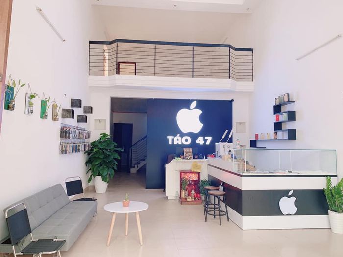 Hình ảnh đội ngũ kỹ thuật viên tại Táo 47 Store